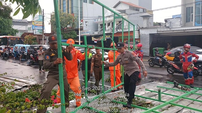 Atap ruko terbang saat hujan disertai angin kencang di Kebon Jeruk, Jakarta Barat, Selasa (9/9/2025).