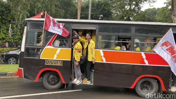 Badan Eksekutif Mahasiswa (BEM) Universitas Indonesia berangkat dengan bus untuk demonstrasi di depan gedung DPR RI hari ini. (Devi P/detikcom)