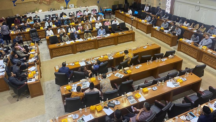 Baleg DPR menggelar rapat kerja dengan Menteri Hukum Supratman Andi Agtas hingga perwakilan DPD untuk membahas revisi program legislasi nasional (prolegnas) 2024-2029, Selasa (9/9/2025).