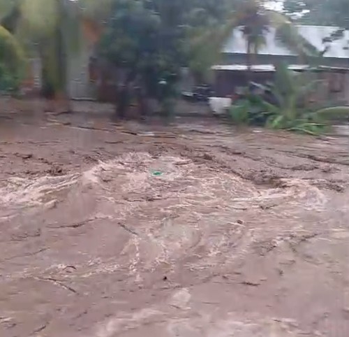 Banjir bandang di Kecamatan Mauponggo, Nagekeo, NTT, Senin (8/9/2025) sore. (Dok. Polsek Mauponggo)