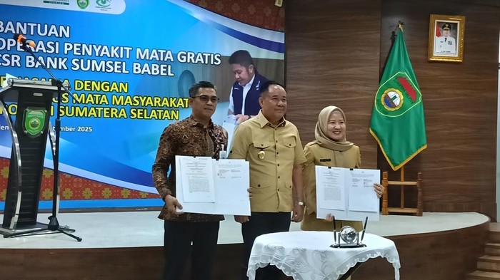 Dirut Operasional,Wagub Sumsel dan Dirut RS Mata serahkan bantuan ke pasien dari CSR bank Sumsel Babel