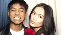 Betrand Peto mengatakan gak masalah meski jarang bertemu Aqila Zhavira. Sekarang lebih jarang ketemu, karena jurusan kita kan beda. Di kampus pun jarang ketemu, tuturnya. (Foto: dok Instagram aqilazhav)