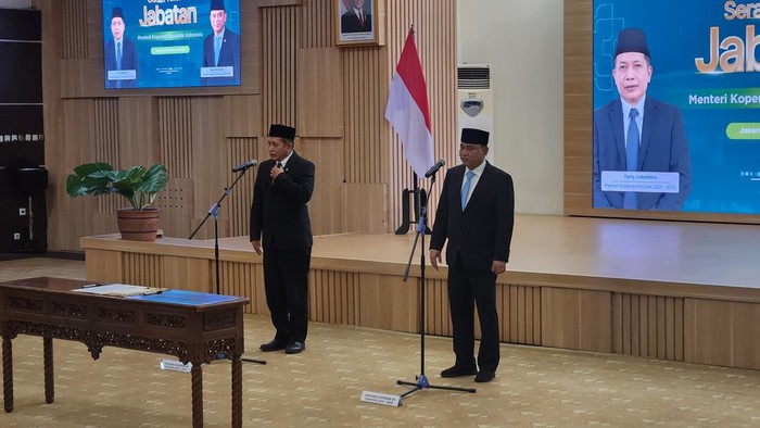 Menteri Koperasi Ferry Juliantono bersama pejabat lama Budi Arie Setiadi bersalaman saat serah terima jabatan di Kementerian Koperasi, Jakarta, Selasa (9/9/2025). Ferry menggantikan Budi Arie sebagai Menteri Koperasi usai dilantik oleh Presiden Prabowo Subianto pada Senin (8/9).
