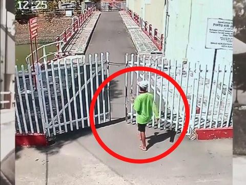 Penampakan diduga pria yang melompat ke Sungai Jagir, Wonokromo, Surabaya
