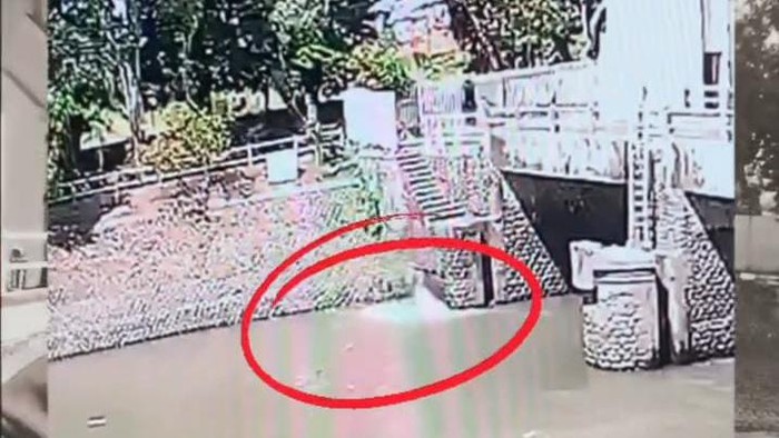 Penampakan diduga pria yang melompat ke Sungai Jagir, Wonokromo, Surabaya