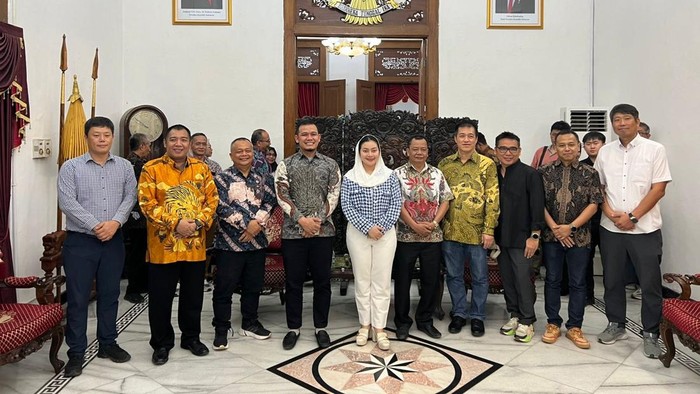 Bupati Brebes, Paramitha Widya Kusuma, saat mengadakan pertemuan bersama pengusaha dan pimpinan pabrik di Pendopo Brebes.