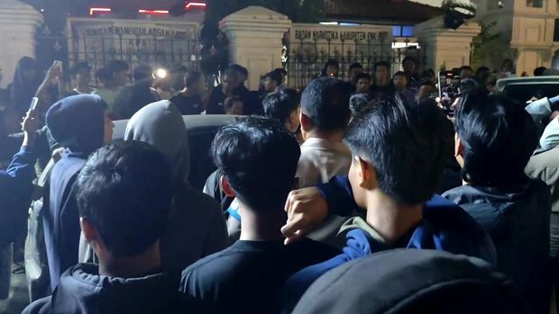 Suasana warga ramai-ramai mendatangi Husein saat berada di depan kantor Bupati Pati, Senin (8/9/2025).