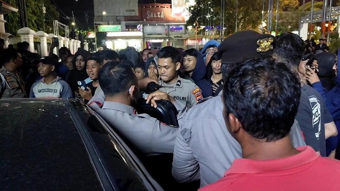 Suasana warga ramai-ramai mendatangi Husein saat berada di depan kantor Bupati Pati, Senin (8/9/2025).