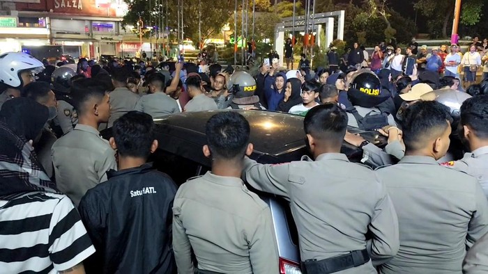 Suasana warga ramai-ramai mendatangi Husein saat berada di depan kantor Bupati Pati, Senin (8/9/2025).