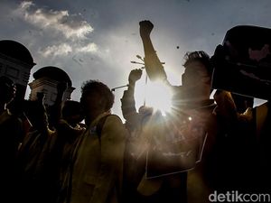 Video: Massa Mahasiswa Demo di Gedung DPR, Kawal Tuntutan 17+8