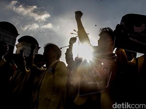 Video: Massa Mahasiswa Demo di Gedung DPR, Kawal Tuntutan 17+8
