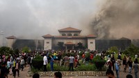 Di kawasan Singha Durbar, kompleks kantor perdana menteri dan berbagai kementerian juga berhasil diterobos massa. Para demonstran tampak merayakan keberhasilan mereka menguasai area yang biasanya dijaga ketat. REUTERS/Adnan Abidi