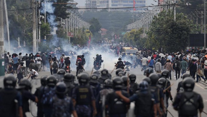Smoke rises from the Supreme Court of Nepal after being torched by people during a protest against Mondays killing of 19 people after anti-corruption protests that were triggered by a social media ban, which was later lifted, during a curfew in Kathmandu, Nepal, September 9, 2025. REUTERS/Navesh Chitrakar
