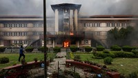 Sejumlah fasilitas publik ikut menjadi sasaran amuk. Mebel dan dokumen dibakar di luar gedung-gedung pemerintahan, sementara asap hitam mengepul tinggi ke langit Kathmandu. REUTERS/Navesh Chitrakar
