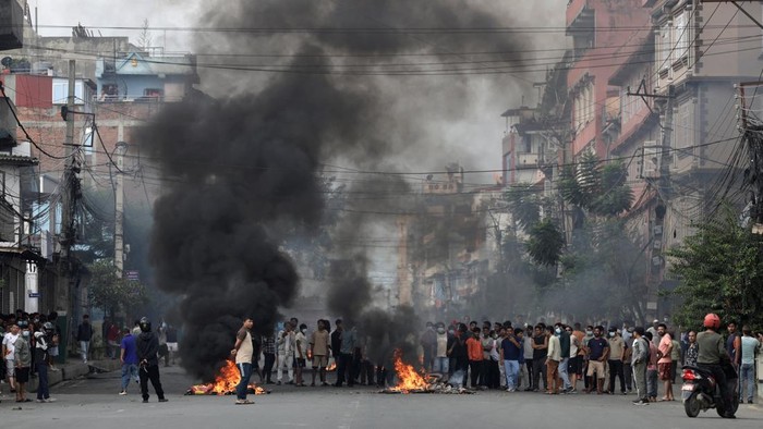 Ribuan warga turun ke jalan di Kathmandu, Nepal, Selasa (9/9/2025), untuk memprotes pembunuhan 19 orang yang terjadi sehari sebelumnya. Aksi massa ini dipicu oleh kekecewaan mendalam terhadap pemerintah, usai gelombang protes antikorupsi yang sempat meletus menyusul larangan media sosial yang kemudian dicabut. REUTERS/Navesh Chitrakar