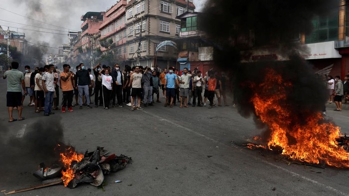 Ribuan warga turun ke jalan di Kathmandu, Nepal, Selasa (9/9/2025), untuk memprotes pembunuhan 19 orang yang terjadi sehari sebelumnya. Aksi massa ini dipicu oleh kekecewaan mendalam terhadap pemerintah, usai gelombang protes antikorupsi yang sempat meletus menyusul larangan media sosial yang kemudian dicabut. REUTERS/Navesh Chitrakar