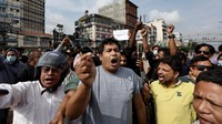 Para demonstran terlihat meneriakkan slogan-slogan sambil membawa poster tuntutan keadilan. Meski pemerintah memberlakukan jam malam, kerumunan massa tetap memadati pusat kota Kathmandu, menandakan semakin besarnya ketidakpuasan publik terhadap cara pemerintah menangani krisis politik dan keamanan. REUTERS/Navesh Chitrakar