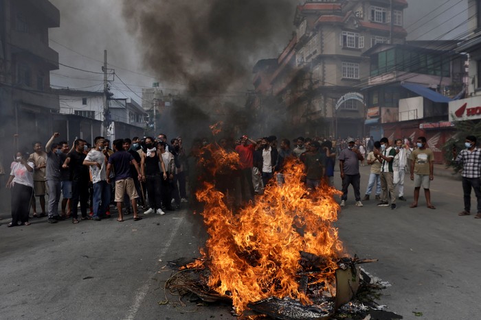 Ribuan warga turun ke jalan di Kathmandu, Nepal, Selasa (9/9/2025), untuk memprotes pembunuhan 19 orang yang terjadi sehari sebelumnya. Aksi massa ini dipicu oleh kekecewaan mendalam terhadap pemerintah, usai gelombang protes antikorupsi yang sempat meletus menyusul larangan media sosial yang kemudian dicabut. REUTERS/Navesh Chitrakar