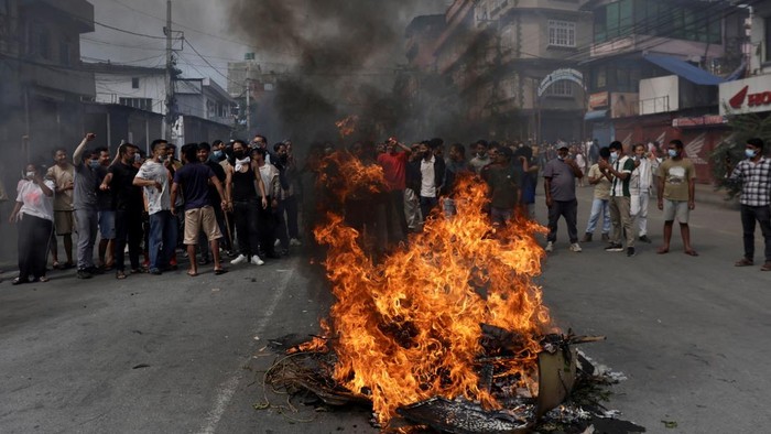 Ribuan warga turun ke jalan di Kathmandu, Nepal, Selasa (9/9/2025), untuk memprotes pembunuhan 19 orang yang terjadi sehari sebelumnya. Aksi massa ini dipicu oleh kekecewaan mendalam terhadap pemerintah, usai gelombang protes antikorupsi yang sempat meletus menyusul larangan media sosial yang kemudian dicabut. REUTERS/Navesh Chitrakar