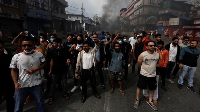 Ribuan warga turun ke jalan di Kathmandu, Nepal, Selasa (9/9/2025), untuk memprotes pembunuhan 19 orang yang terjadi sehari sebelumnya. Aksi massa ini dipicu oleh kekecewaan mendalam terhadap pemerintah, usai gelombang protes antikorupsi yang sempat meletus menyusul larangan media sosial yang kemudian dicabut. REUTERS/Navesh Chitrakar
