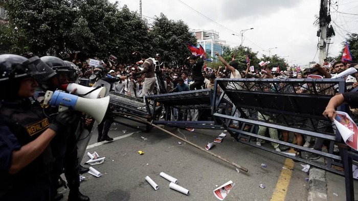 Demonstrators try to break through police barricades during a protest against corruption and the governments decision to block several social media platforms, in Kathmandu, Nepal, September 8, 2025. REUTERS/Navesh Chitrakar Purchase Licensing Rights