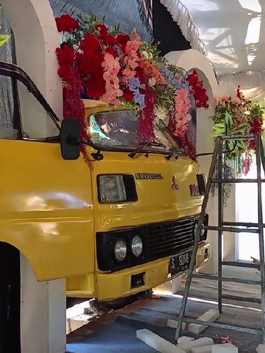 Suasana pernikahan unik di Bojonegoro, Jawa Timur, mempelai pria menjadikan truk kuning kesayangannya untuk menjadi dekorasi di atas pelaminan. Unggahan momen pernikahan itu langsung viral di TikTok.