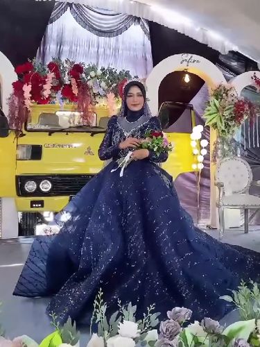 Suasana pernikahan unik di Bojonegoro, Jawa Timur, mempelai pria menjadikan truk kuning kesayangannya untuk menjadi dekorasi di atas pelaminan. Unggahan momen pernikahan itu langsung viral di TikTok.