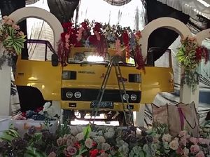 Dekorasi Pernikahan Viral di Bojonegoro, Truk Mejeng di Pelaminan