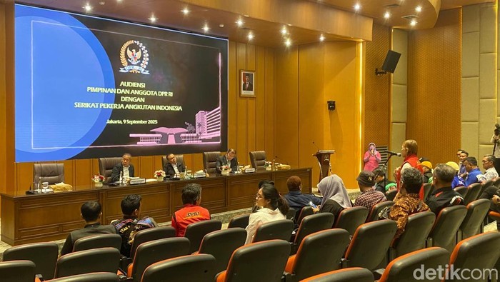 Wakil Ketua DPR RI yakni Sufmi Dasco Ahmad, Cucun Ahmad Syamsurijal dan Saan Mustopa menerima langsung serikat pekerja transportasi online. Pertemuan berlangsung di Ruang Abdul Muis DPR RI, Senayan, Jakarta, Selasa (9/9/2025).
