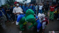 Aksi ini diikuti mahasiswa dari berbagai kampus yang menuntut pemerintah menindaklanjuti 17+8 Tuntutan Rakyat. Suasana serius aksi sempat pecah dengan kehadiran dua peserta berkostum unik.