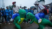 Tak hanya itu, keduanya juga sempat melakukan aksi teatrikal dengan berpura-pura bertengkar. Aksi ini membuat massa lain bersorak sekaligus tertawa.