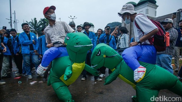 Dua Dinosaurus Pecahkan Suasana Demo Mahasiswa di DPR