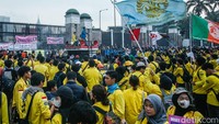 Meski diwarnai hiburan ringan, para mahasiswa tetap menyampaikan tuntutan mereka. Mereka menegaskan agar DPR dan pemerintah tidak mengabaikan janji-janji yang pernah disuarakan.