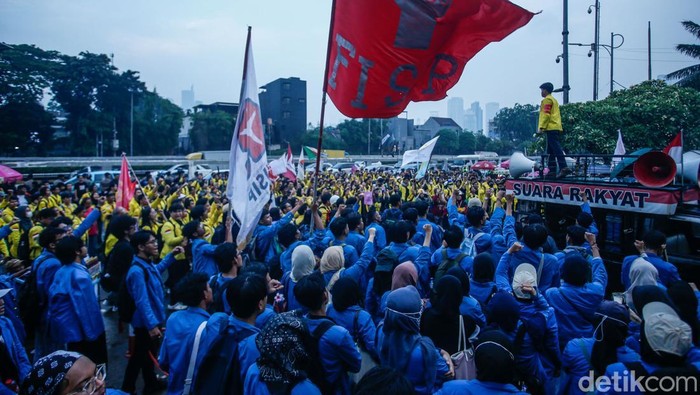 Dua โDinosaurusโ Pecahkan Suasana Demo Mahasiswa di DPR Dua orang dari massa aksi mengenakan kostum dinosaurus di depan Gedung DPR/MPR RI, Jakarta, Selasa (9/9/2025). Kehadiran mereka menjadi perhatian di tengah aksi mahasiswa bertajuk Rakyat Tagih Janji.