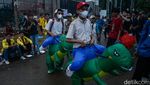 Dua Dinosaurus Pecahkan Suasana Demo Mahasiswa di DPR