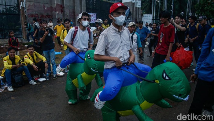 Dua orang dari massa aksi mengenakan kostum dinosaurus di depan Gedung DPR/MPR RI, Jakarta, Selasa (9/9/2025). Kehadiran mereka menjadi perhatian di tengah aksi mahasiswa bertajuk Rakyat Tagih Janji.
