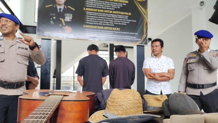 Dua nelayan berinisial MI (18) dan AS (17) yang ditangkap Polres Manggarai Barat gegara mencuri perhiasan turis Australia. (Ambrosius Ardin/detikBali)