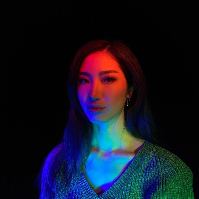 EJAE, penyanyi dan penulis lagu Korea-Amerika yang makin dikenal lewat suara menyanyinya untuk karakter Rumi dalam film Netflix K-Pop Demon Hunters.