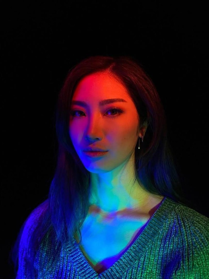 EJAE, penyanyi dan penulis lagu Korea-Amerika yang makin dikenal lewat suara menyanyinya untuk karakter Rumi dalam film Netflix K-Pop Demon Hunters.