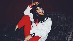 Meski lagu-lagunya buat artis lain udah akrab di kuping fans K-Pop, tapi suara menyanyinya sebagai Rumi di K-Pop Demon Hunters menjadikannya sosok yang fenomenal tahun ini. (Foto: dok. Instagram @ejae_k)