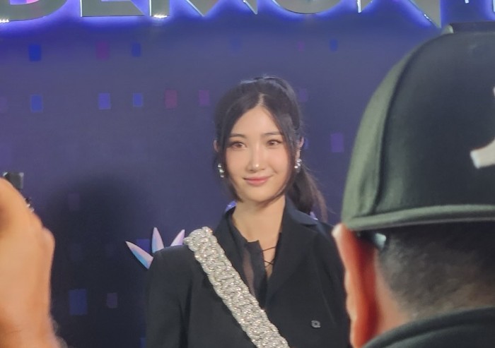 EJAE, penyanyi dan penulis lagu Korea-Amerika yang makin dikenal lewat suara menyanyinya untuk karakter Rumi dalam film Netflix K-Pop Demon Hunters.