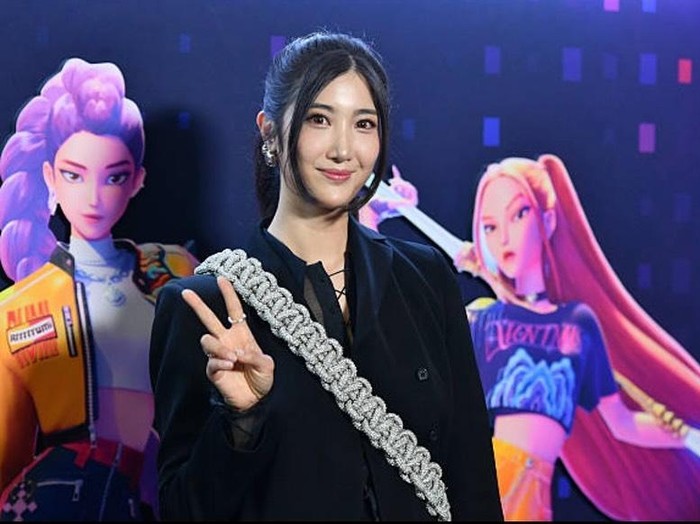 EJAE, penyanyi dan penulis lagu Korea-Amerika yang makin dikenal lewat suara menyanyinya untuk karakter Rumi dalam film Netflix K-Pop Demon Hunters.