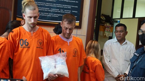 Ezra dan Wilkinson menunjukkan barang bukti kokainnya dalam konferensi pers di BNNP Bali, Rabu (9/9/2025).