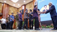 Purbaya dan Sri Mulyani berjabatan dengan pegawai di lingkungan Kemenkeu usai sertijab.