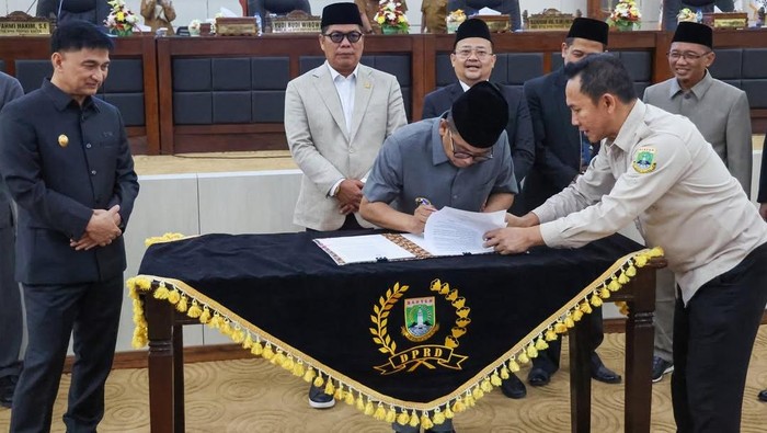 Gubernur Banten Andra Soni dan Wakil Gubernur Banten Dimyati Natakusumah dalam Rapat Paripurna DPRD Banten, Selasa (9/9/2025), yang dipimpin  Ketua DPRD Banten, Fahmi Hakim.