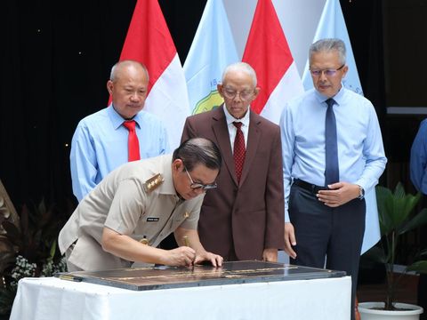 Gubernur DKI Jakarta Pramono Anung meresmikan gedung baru SMA Labschool Bintaro, Jakarta Selatan Selasa (9/9/2025).