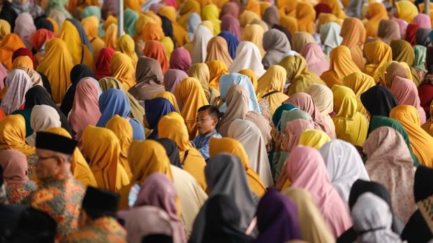 Gubernur Jateng, Ahmad Luthfi, saat menghadiri Maulid Akbar dan Haul ke-7 Al Maghfurlah KH Musyaffa Aly di Ponpes Al Falah Sumberadi, Kabupaten Kebumen