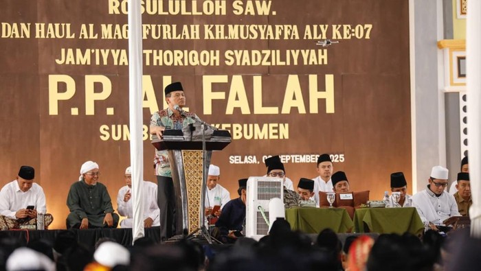 Gubernur Jateng, Ahmad Luthfi, saat menghadiri Maulid Akbar dan Haul ke-7 Al Maghfurlah KH Musyaffa Aly di Ponpes Al Falah Sumberadi, Kabupaten Kebumen