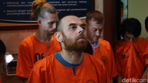 Hamayda (40) dihadirkan dalam konferensi pers setelah ditangkap petugas BNNP Bali gegara beli narkotika, Selasa (9/9/2025).