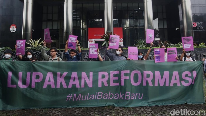 Aktivis Indonesia Corruption Watch (ICW) menggelar aksi damai di depan Gedung Merah Putih KPK, Jakarta, Selasa (9/9/2025).